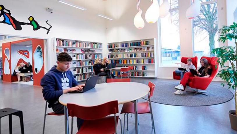 Ullerslev Bibliotek ligger i forbindelse med Ullerslev Kultur og Idrætscenter (bibliotek, idrætshaller, fitness, cafe mv.). Stedet har god adgang. 