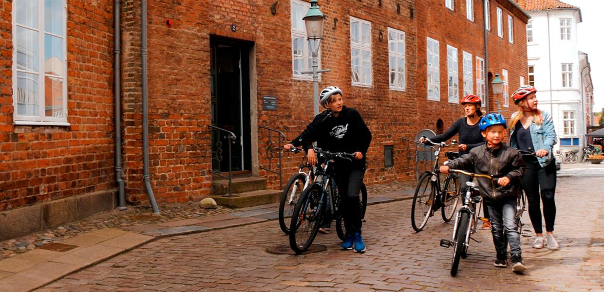 Cykellister, der trækker cyklen i Nyborg by