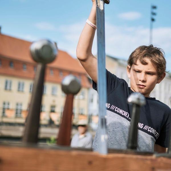Dreng ser på alle de mange sværd til Danehof i Nyborg