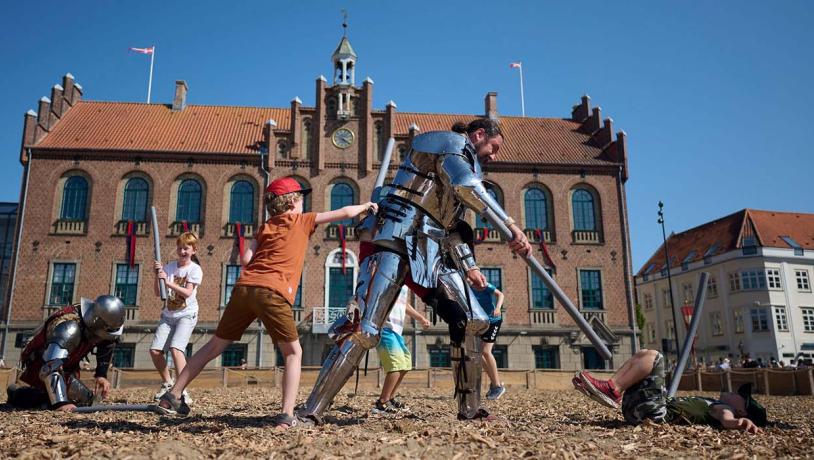 Børn og riddere slås til Danehof markedet 