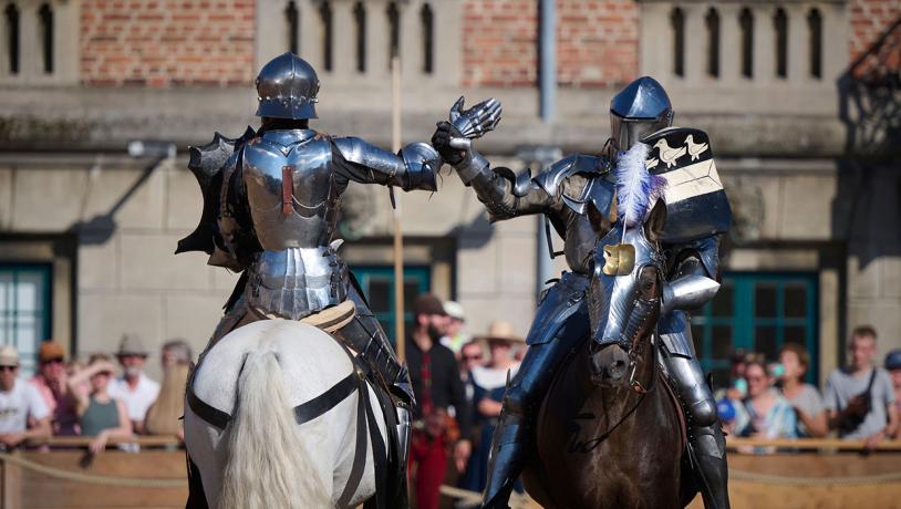 Riddere saluterer hinanden under dueldyst