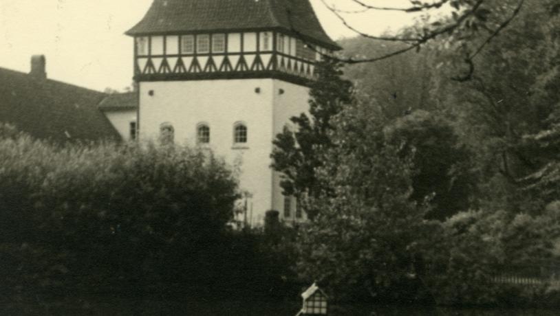 Tårnet på herregården Risinge spejler sig i vandet i voldgrave (1940-1945)