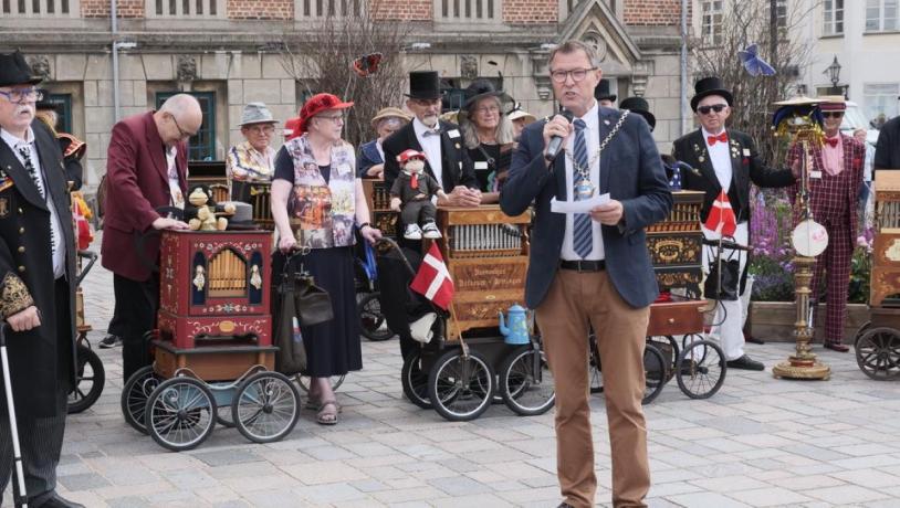Borgmester Kenneth Muhs åbner Lirekassefestivalen på Nyborg Torv