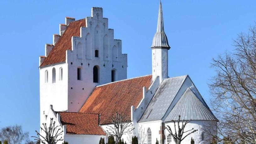 Ullerslev Kirke ligger højt placeret og er derfor synlig fra mange sider