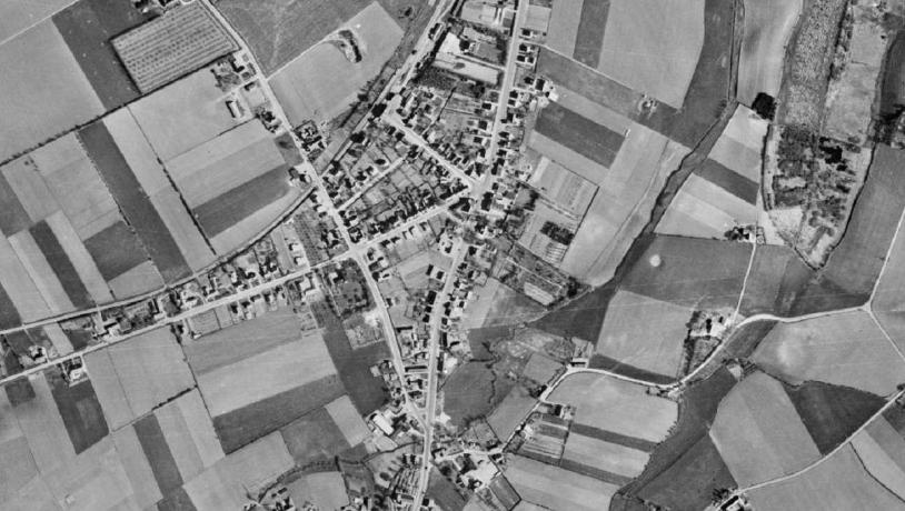 På luftfotografiet fra 1954 ses det tydeligt, hvordan bebyggelsen i Ørbæk følger vejenes forløb