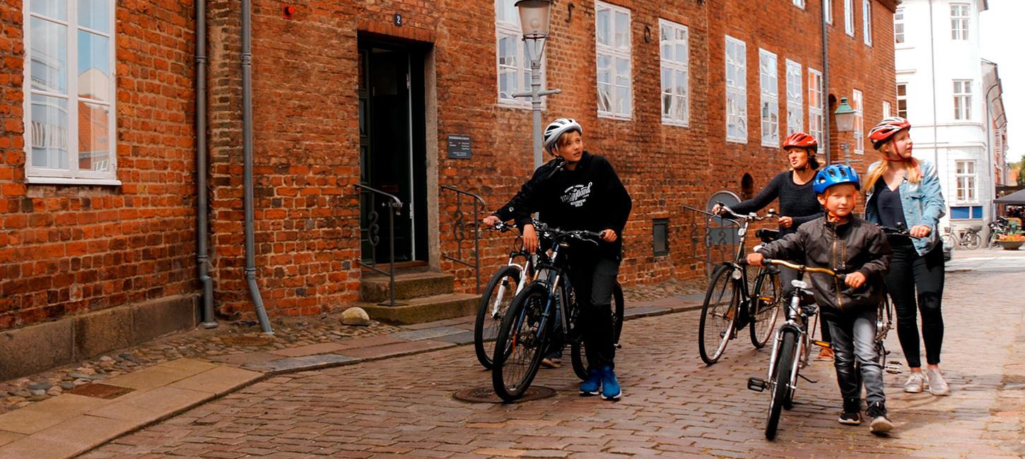 Cykellister, der trækker cyklen i Nyborg by