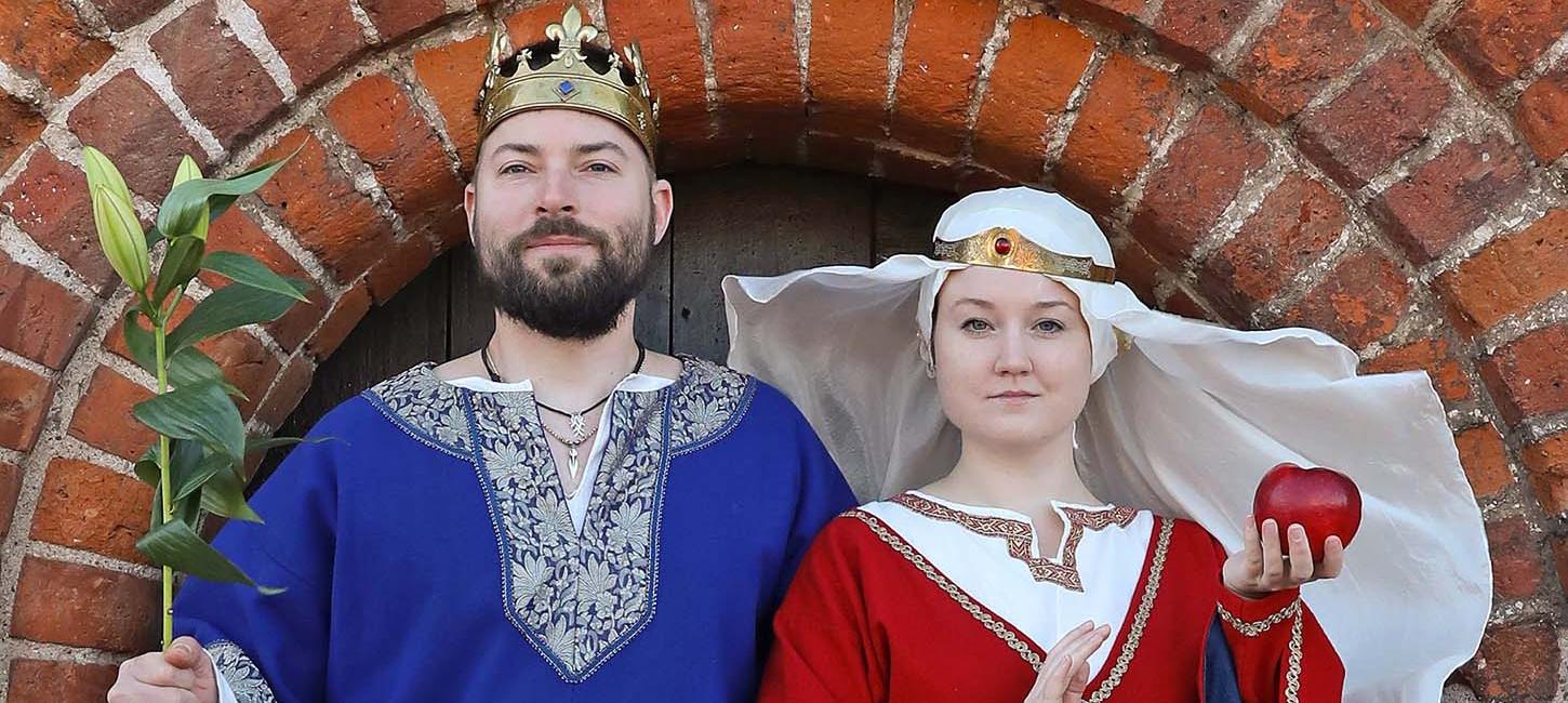 Middelalderdragterne, som Asger Brandstrup og Benedikte Hoeck bærer som Erik Klipping og dronning Agnes under Danehof 2022, er syet af Nyborg Slots Dragtlaug