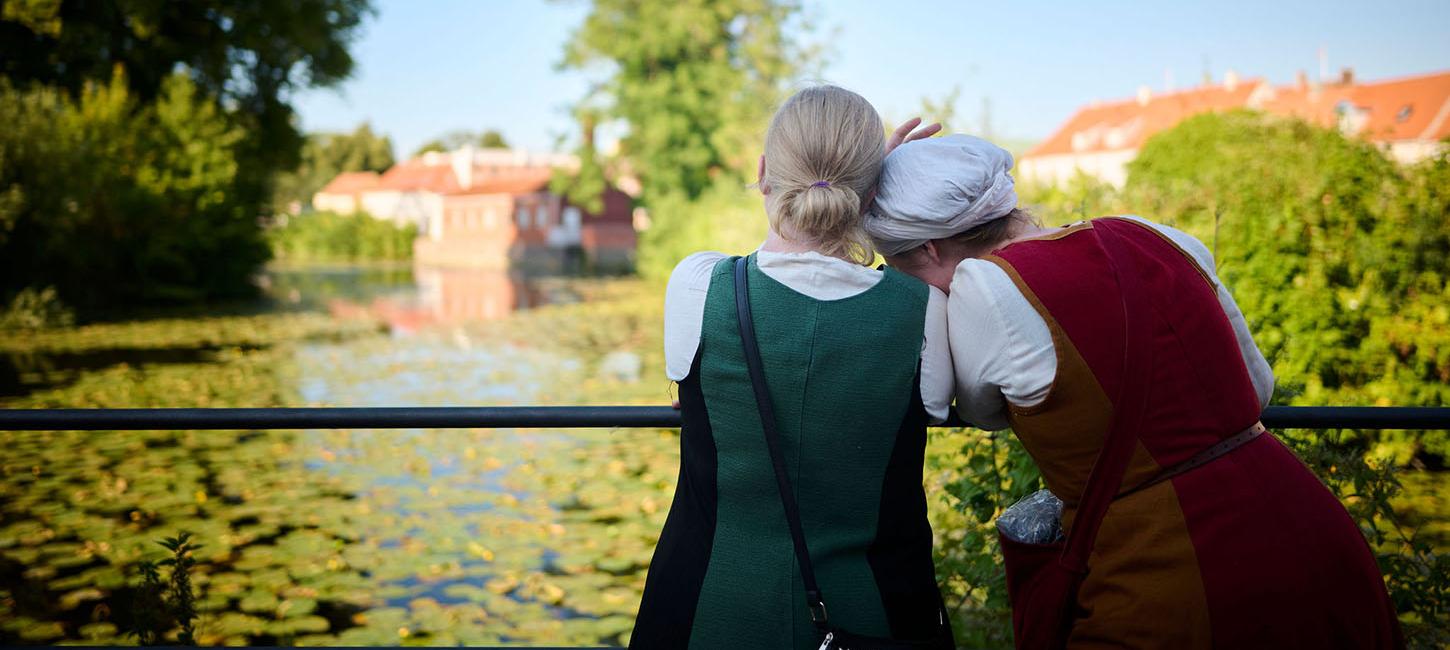 To middelalderkvinder nyder udsigten