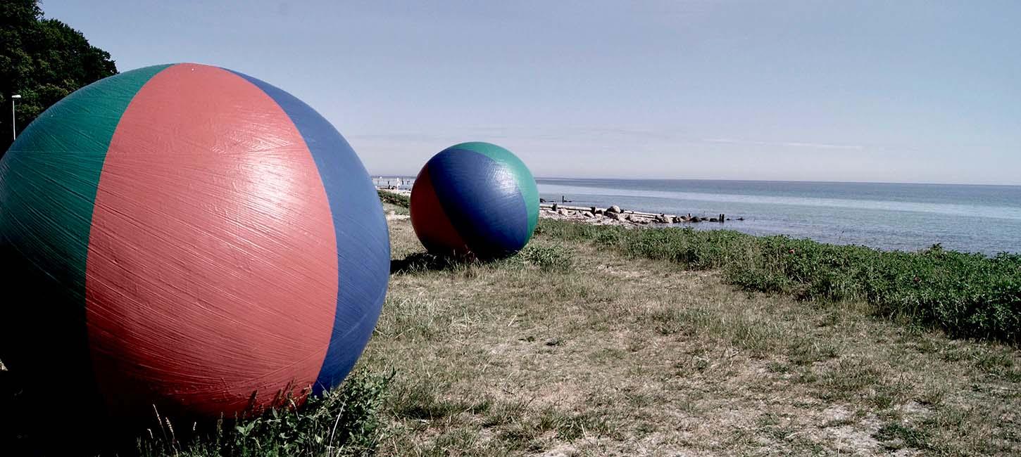 Der kan opleves kunst i naturen i form af store badebolde ved stranden i Nyborg