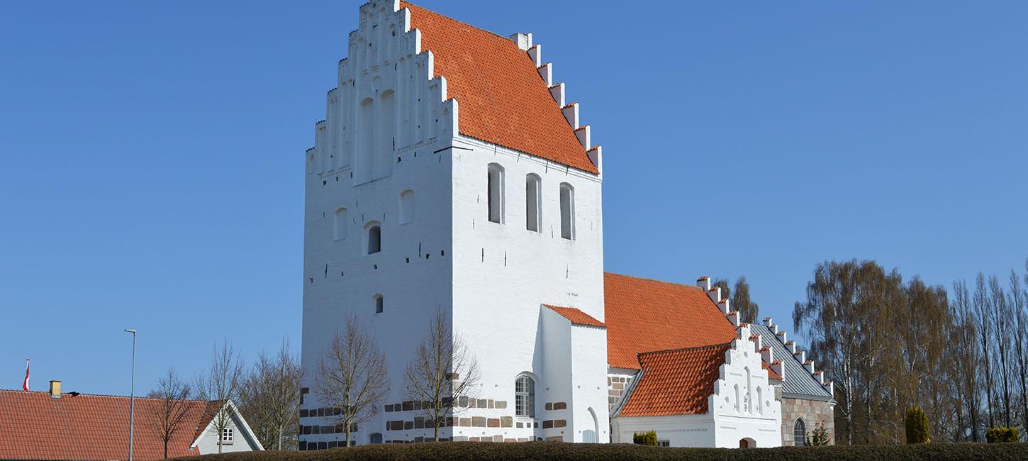 Flødstrup Kirke på en solskinsdag