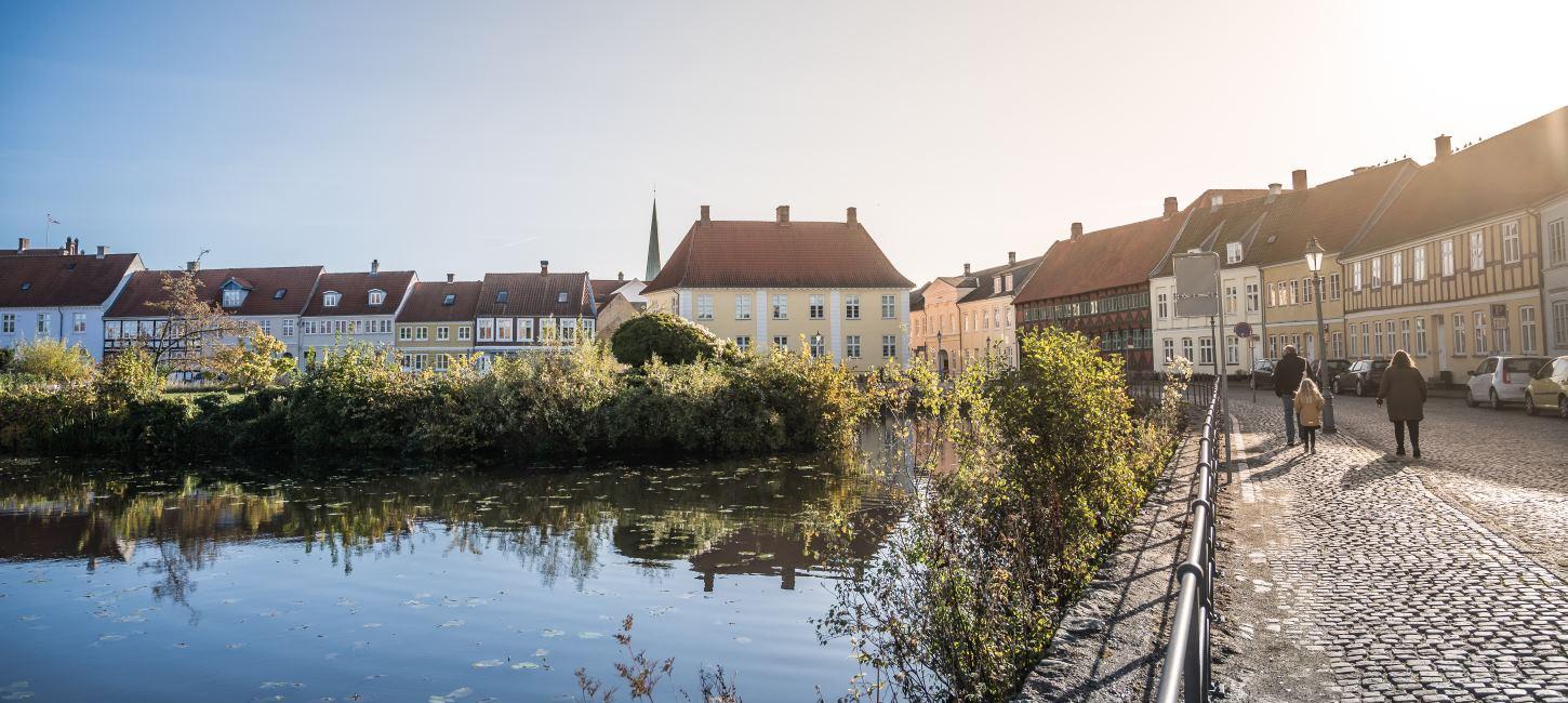 Familie på tur på Slotsgade i Nyborg