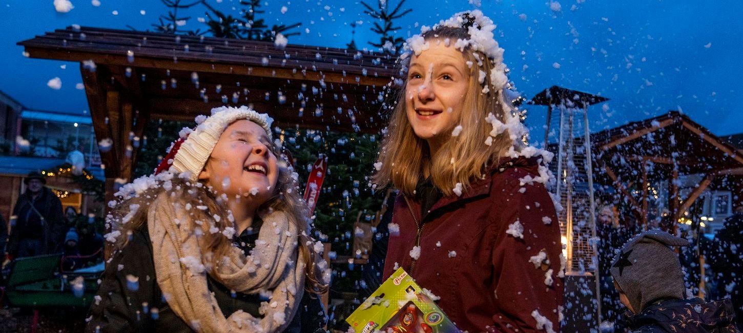 Børn leger i sneen til julemarkedet i Nyborg
