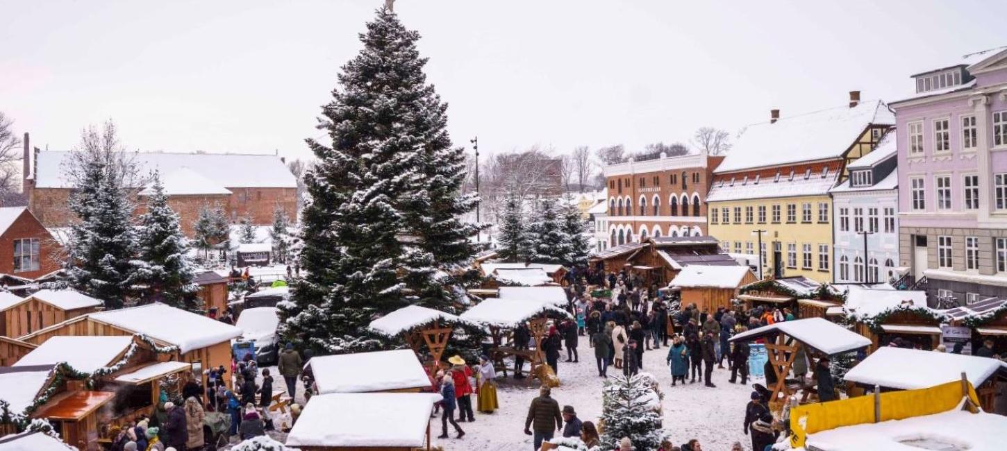 Udsigt til sneklædt julemarked i den gamle Kongeby, Nyborg