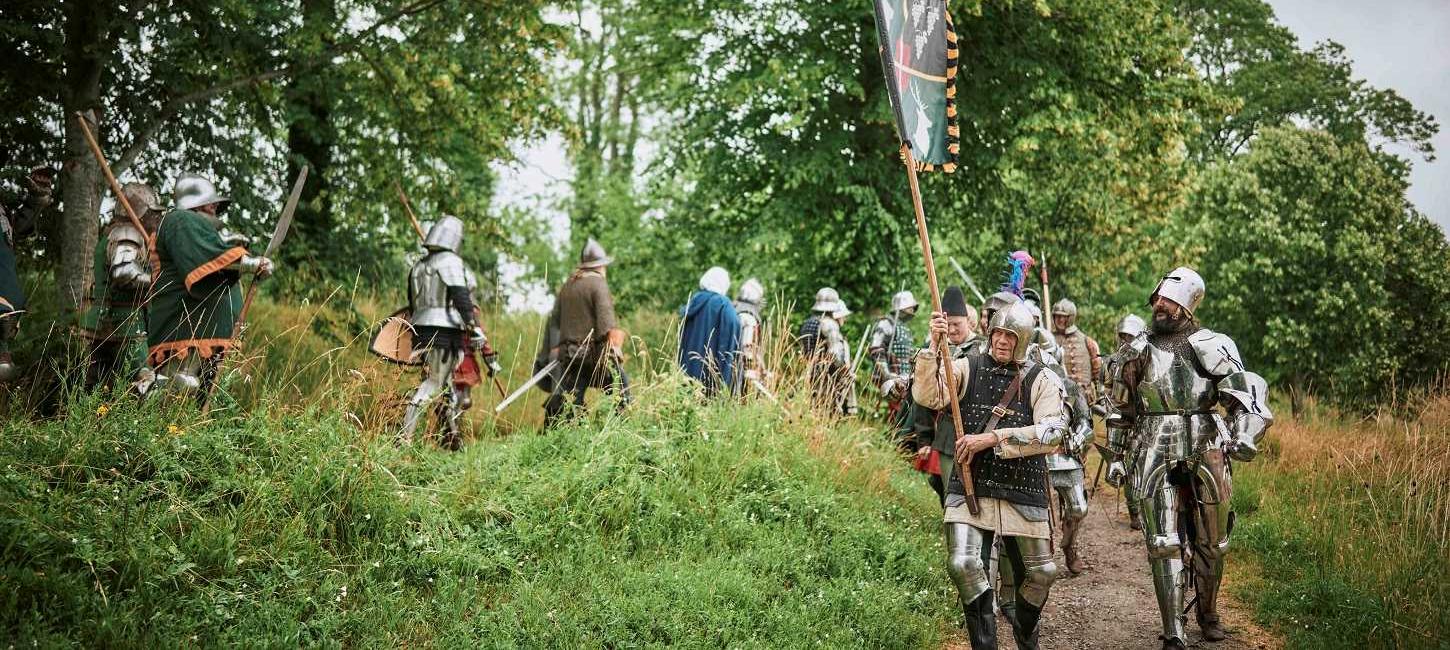 Riddere marcherer mod Turneringspladsen på Torvet til Danehof i Nyborg