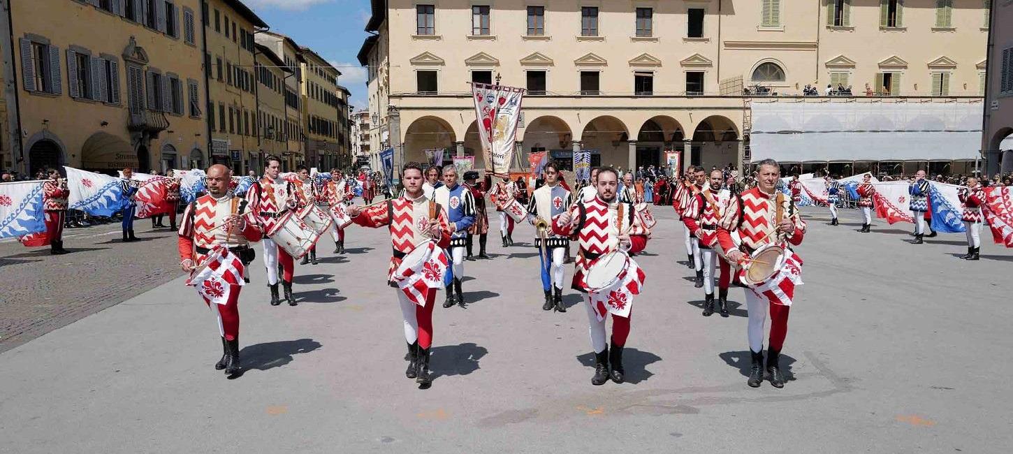 De italienske flagkastere spiller på trommer til Danehof