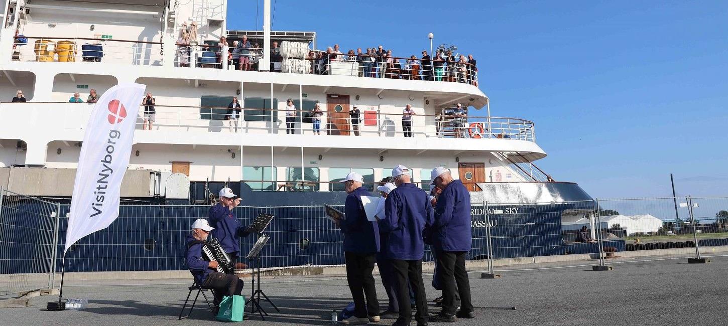 Krydstogtskibet Hebridean Sky får et musikalsk velkommen til Nyborg