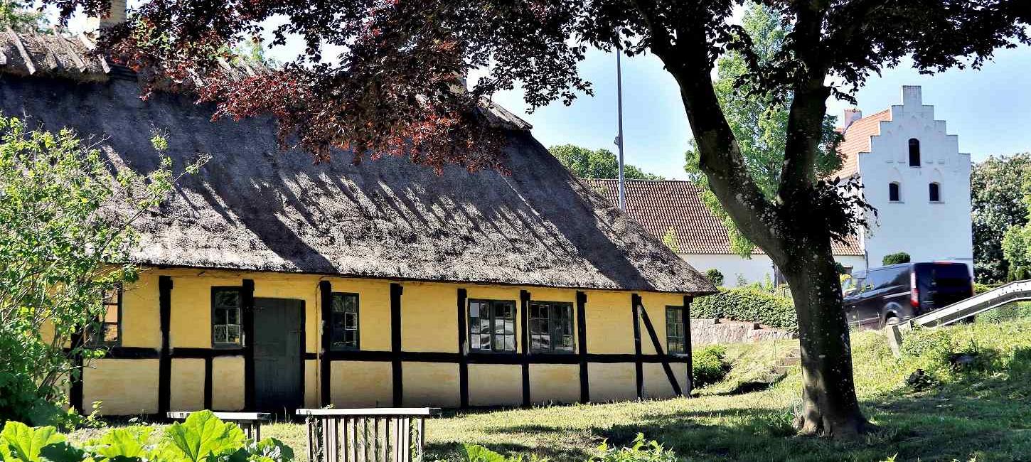 Det gule Almas hus i Ørbæk lige ved siden af Ørbæk Kirke