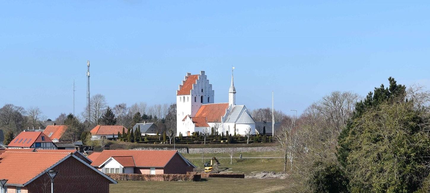 Ullerslev Kirke i solskinsvejr