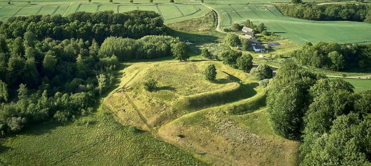 Besøg Magelund Voldsted i Ellested sogn i Nyborg, Fyn