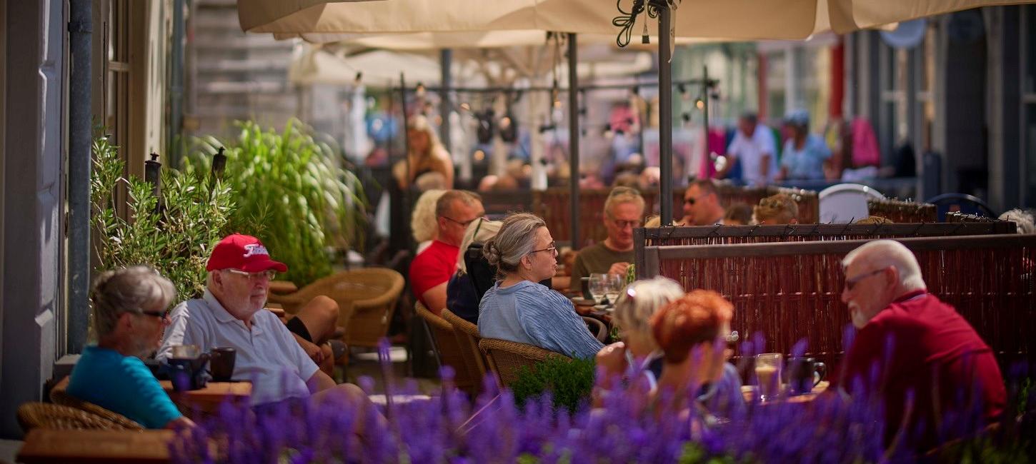 Turister nyder solskinnet på en af Nyborgs caféer