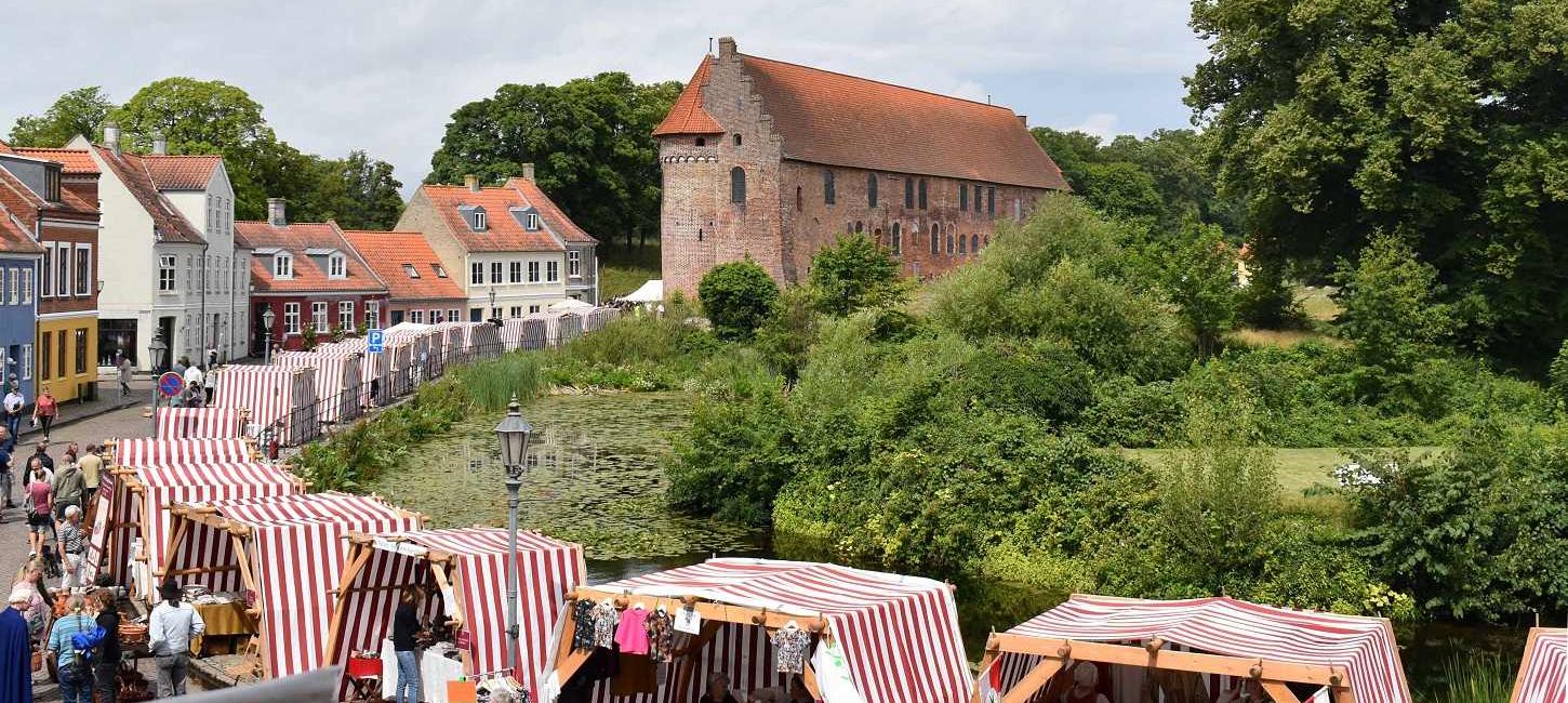 Slotsmarkedet til Danehof 2024 med Nyborg Slot i baggrunden
