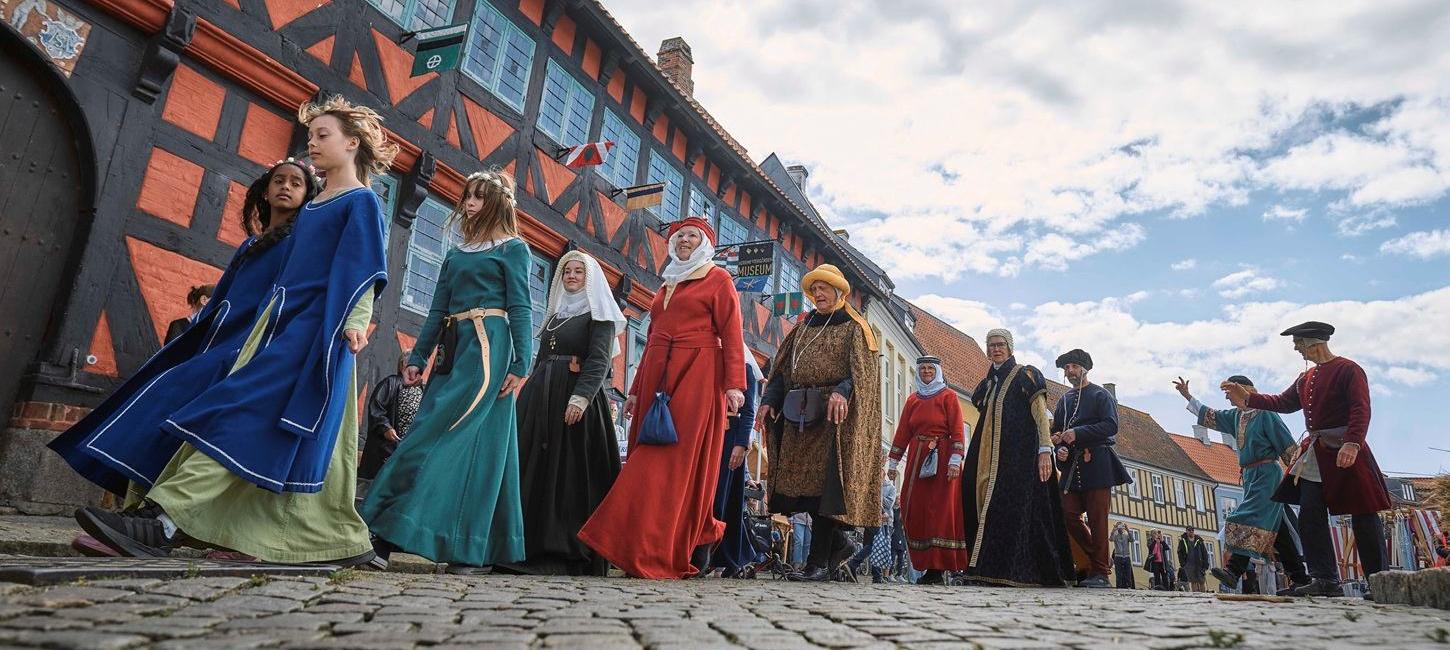 Frivillige går med i det Store Optog til Danehof i Nyborg