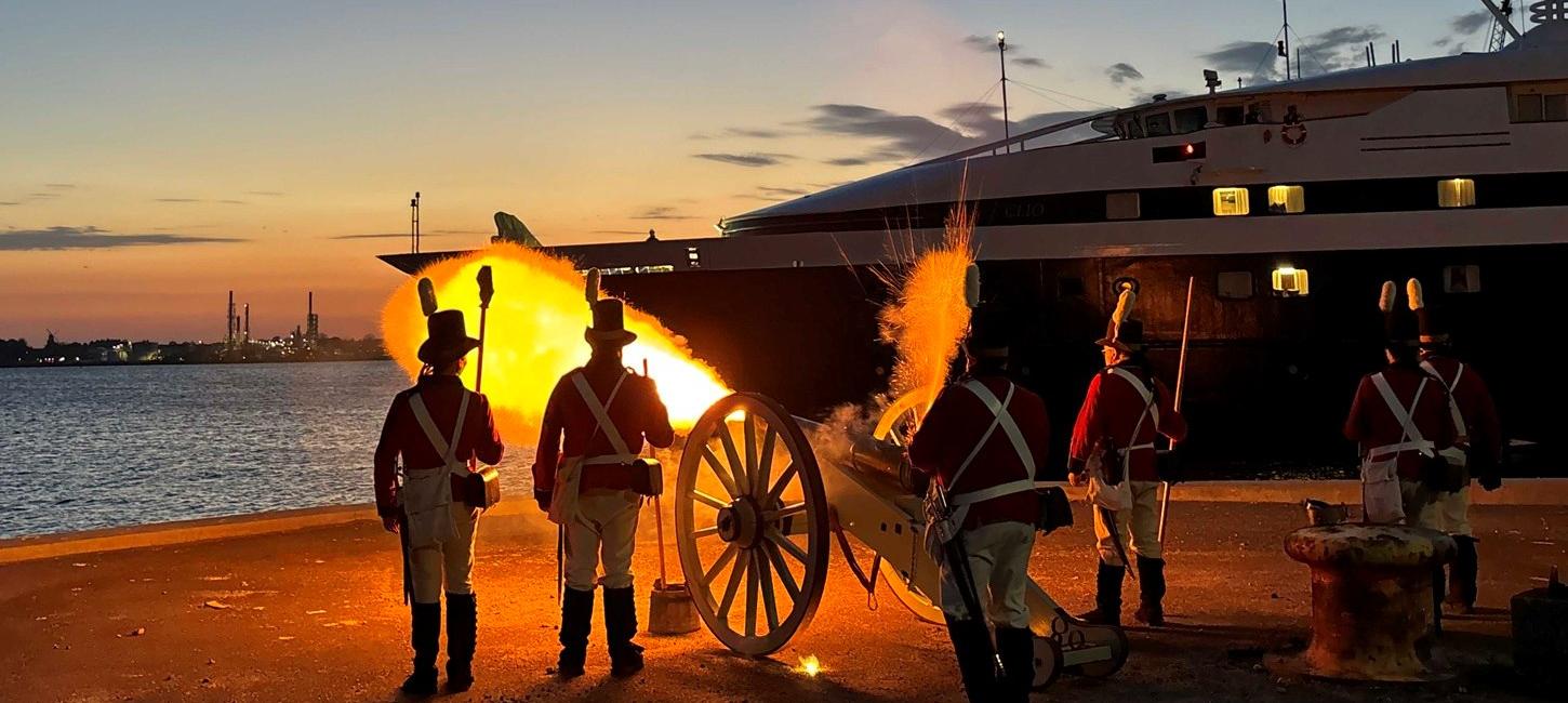 Saluteringslauget siger pænt farvel til dagens krydstogtgæster i Nyborg