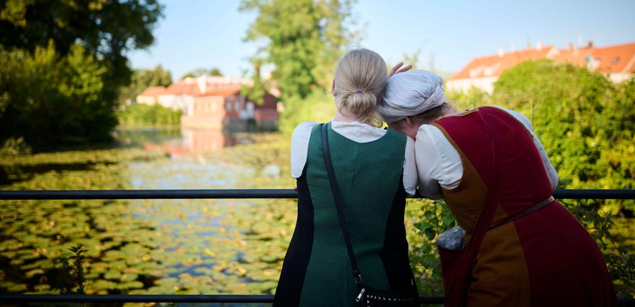 To middelalderkvinder nyder udsigten