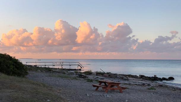 Strand i Nyborg med røde skyer på himlen