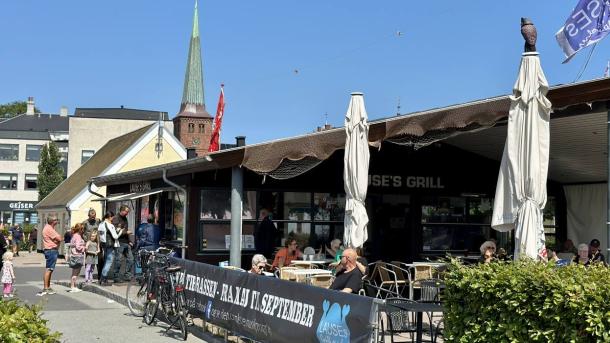 Lauses Grill serverer is på Havnen i Nyborg
