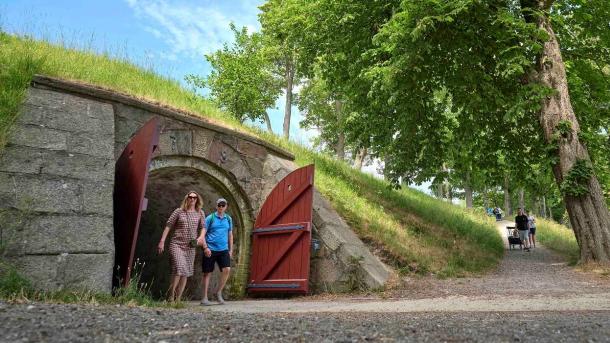 Turister på gåtur på volden ved Nyborg Slot