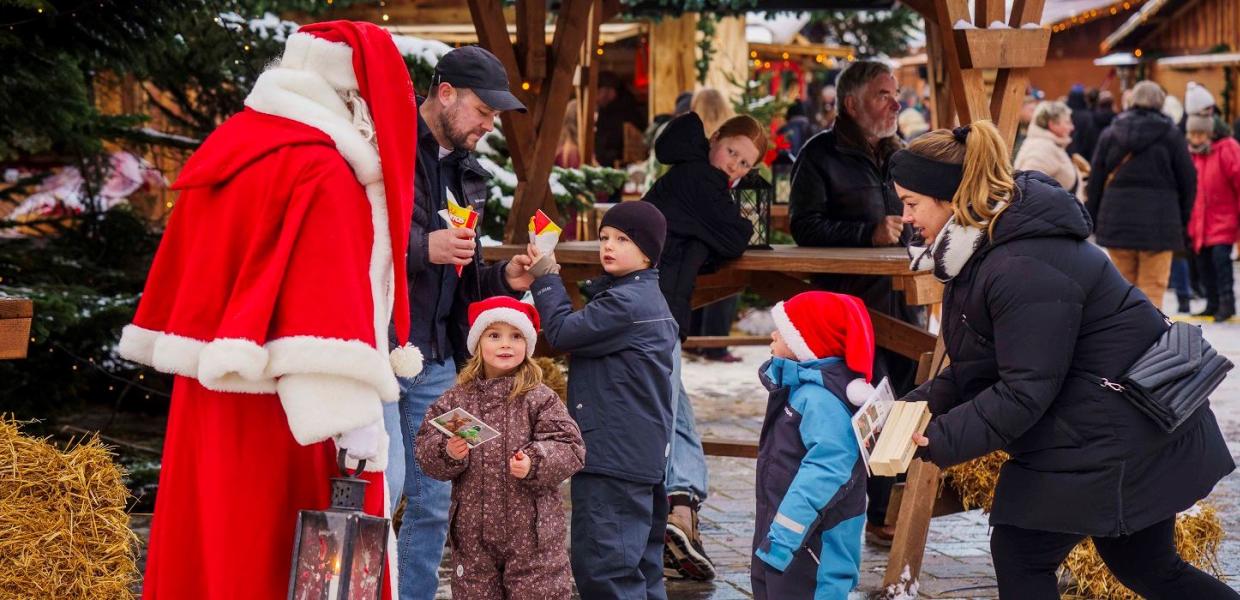 Julemanden hilser på alle børn til julemarkedet i Nyborg
