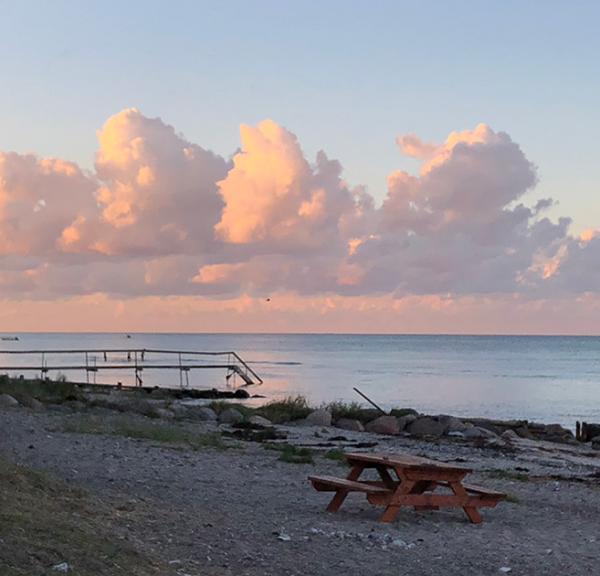 Strand i Nyborg med røde skyer på himlen