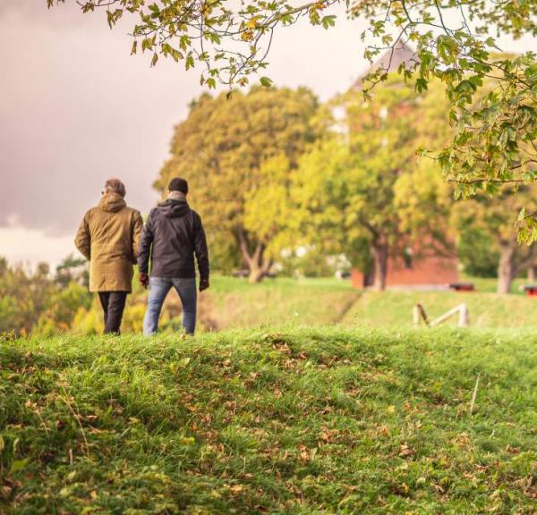 To personer på vandretur på Nyborg Vold