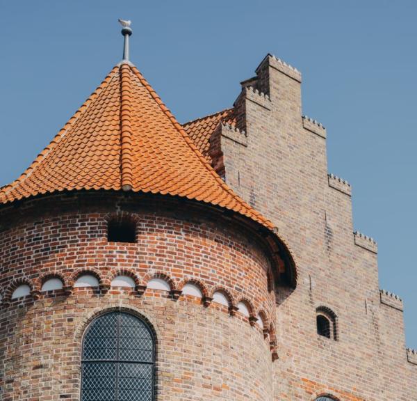 Nyborg Slot i flot solskinsvejr 