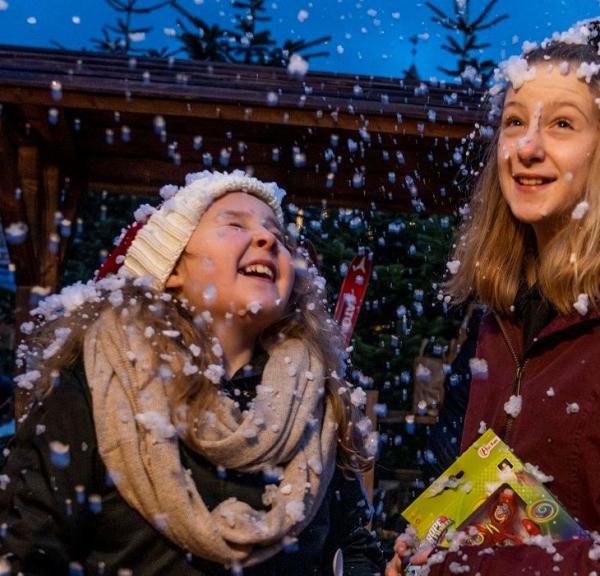 Børn leger i sneen til  julemarkedet i Nyborg