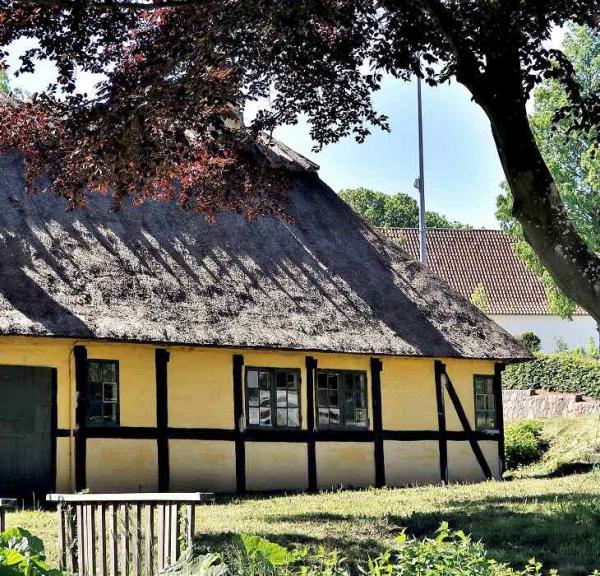 Det gule Almas hus i Ørbæk lige ved siden af Ørbæk Kirke