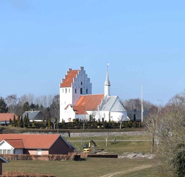Ullerslev Kirke i solskinsvejr