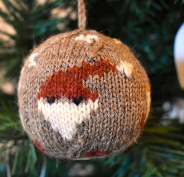 Julekuglen 2024 er strikket i økologisk garn og med fire julemotiver