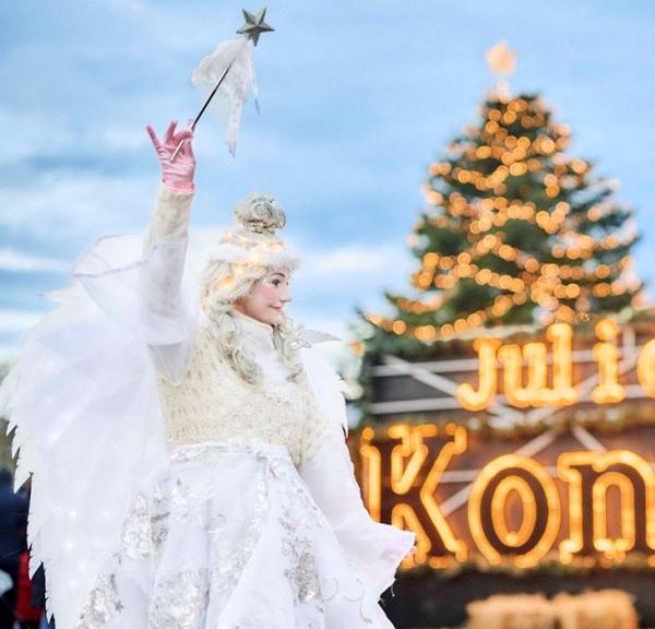Englen spreder elegant julemagi over julemarkedet på Nyborg Torv