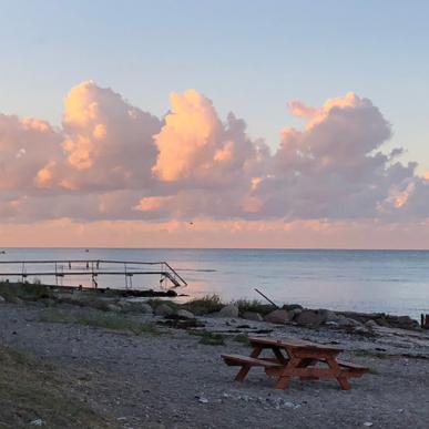 Strand i Nyborg med røde skyer på himlen