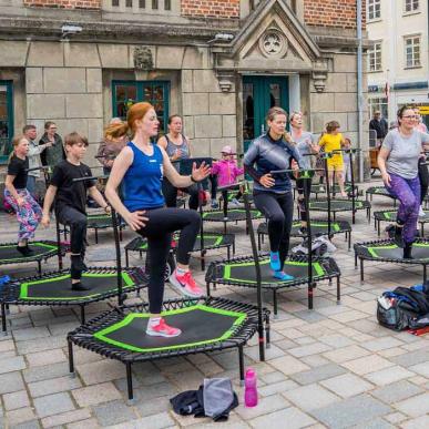 Kvinder hopper i trampolin til Gang i Gaden