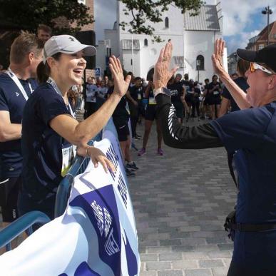 Mary hepper og giver high five til en løber