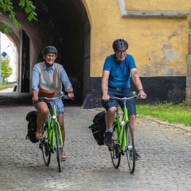 Par cykler Herregårdsruten gennem Landporten i Nyborg