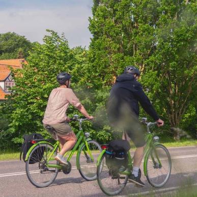 Par cykler forbi Risinge Herregård på Herregårdsruten