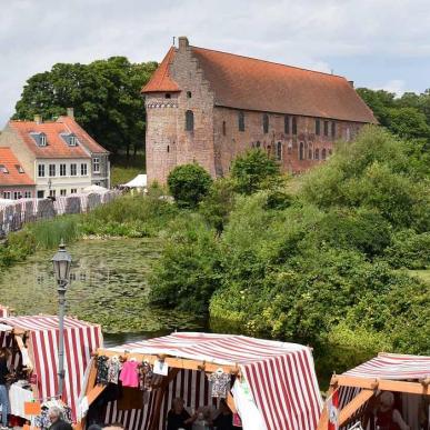 Slotsmarkedet til Danehof 2024 med Nyborg Slot i baggrunden