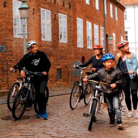 Cykellister, der trækker cyklen i Nyborg by