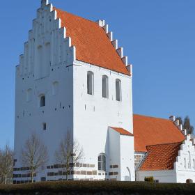 Flødstrup Kirke på en solskinsdag
