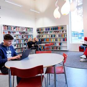 Ullerslev Bibliotek ligger i forbindelse med Ullerslev Kultur og Idrætscenter (bibliotek, idrætshaller, fitness, cafe mv.). Stedet har god adgang. 
