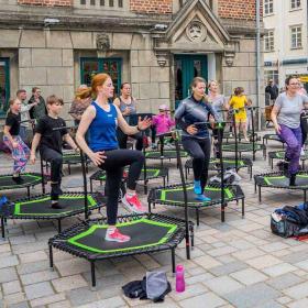 Kvinder hopper i trampolin til Gang i Gaden